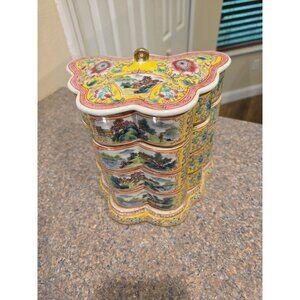 Chinese Famille Rose‎ Porcelain Butterfly Stacking Box Qianlong Mark Intricate